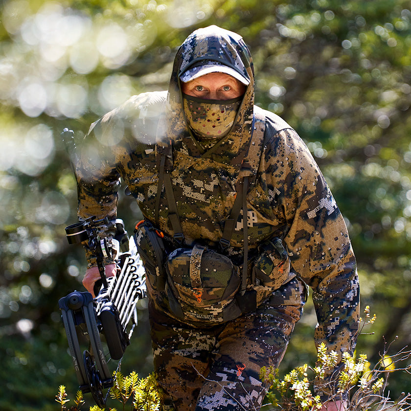 Man_hunting_in_full_camo_bino_defender